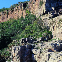 位於東北角海岸的龍洞岬，是由堅硬的石英砂岩所組成。由於岩層中有兩組平行節理，再加上中、低傾角的岩層層面，所以四稜砂岩以塊狀的形式崩落，龍洞岬因此而呈現出特殊風貌。