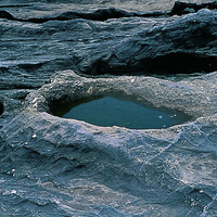 石梯坪的海蝕壺穴。在東海岸石梯坪地區海岸的岩體主要是火山凝灰岩，這是火山噴發時火山灰落入海中沈積而成。由於受到長期海水的掏挖，形成非常特殊的海蝕壺穴。在低處的海蝕壺穴中間凹陷處是海水，較高處的壺穴中間則填滿土壤。