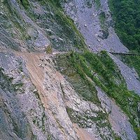 由崩塌地掉落的岩石碎屑還有部分停留在裸露的邊坡上，下一次的颱風豪雨事件發生時，可能就成為大甲溪河道中的沈積物。