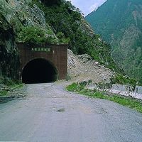 在921地震後洞口被埋住的馬陵三號隧道，經過工程人員的搶修已經重新開通。不過，隧道口旁破碎的水泥護欄與未清除的落石堆，還訴說著地震引發崩塌時的威力。