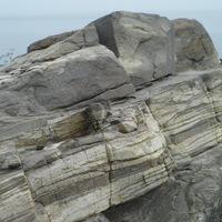 有別於多數馬祖地區的岩層，西莒島某些區塊的岩層當初曾經受到「火成作用」，岩漿噴出地表附近再冷卻凝固形成「流紋岩」。它最大特徵之一是表面有流紋狀組織，且不易見到岩漿因慢速冷凝而結晶大的礦物顆粒。