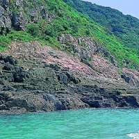 這是位於北竿島北方的大坵島，由花崗岩所組成。海岸地區是以岩岸為主，山脈直逼海岸，坡度較緩的地區滿佈植被。海岸地區較低而顏色較深的部位是潮汐可以到達的位置。