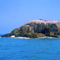 馬祖列島的海岸地景。海岸附近的花崗岩形成兩組節理，將花崗岩切割成塊狀，使海岸有如以積木堆砌而成，這是十分特殊的海岸地景。