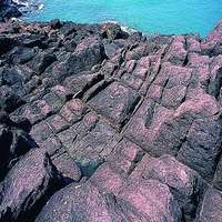 南引島的海岸地區，岩石有兩組平行節理，長期受到海浪的拍打、侵蝕，因而發育出類似豆腐岩的小地景。