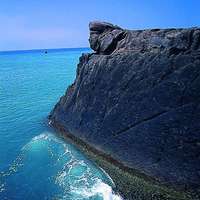 南引島的另一側海岸，岩石被節理貫穿，又受到海浪的拍打，形成平整的岩壁，在岩壁上可以看到兩組節理，將岩壁切割成塊狀，十分類似東北角海岸來來地區的海岸地景。