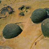 照片中的地球石，因為外營力的作用而出露，當周圍的岩層都被侵蝕殆盡時，球狀體的部分會掉落，形成照片右上方的凹陷。