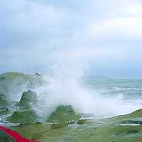 燭台石為於較高的位置，平常遠離海水的作用，但是在颱風或是東北季風盛行時，海面上的浪會高達數公尺，持續對燭台石進行雕塑。