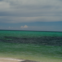 在東沙島的海岸地帶，清澈海水在陽光反射下，呈現深淺不一的藍色，也反映海底下地形的深淺。也可看到珊瑚環礁的蹤影。