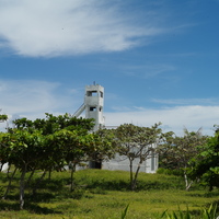 從東沙島上的瞭望台，可俯瞰整個東沙島的海岸風貌與景觀。由於東沙島為珊瑚礁島，除了人工建物外，周遭地勢相對低平，視野格外遼闊。