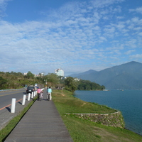 在日月潭湖畔部分設有自行車道，遊客可一邊騎自行車，一邊欣賞湛藍湖面、天空等自然景致。