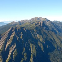 雪山山脈地質由始新世的岩層所構成。在板塊擠壓下，以輕度變質的岩層為主。