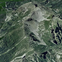 雪山聖稜線連結雪山主峰與大霸尖山的稜脈，海拔在3100公尺以上。站在陡峭的巨嶺上，沿途視野絕佳，是許多登山客攀登的路線之一。