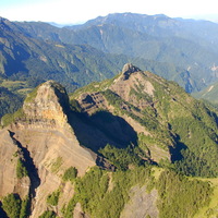 大霸尖山和小霸尖山位於雪山主峰的東北方，兩者相距1公里。地質屬於始新世至漸新世的四稜砂岩，為一變質砂岩。