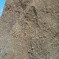 火炎山礫石堆積層無顯著的層理構造，礫石淘選度不佳，主要由大小不均的砂岩夾帶細砂所組成。由於礫石顆粒大，互相堆疊後得以產生支撐作用，因而形成具有垂直壁立性的陡峭山壁。