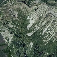 雪山圈谷的空照圖。圖中可見似碗狀的構造，多數學者認為當地可能是雪山冰河發育的起點，為著名的冰斗地形。