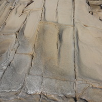 岩層被兩組平行節理切割之後而形成的豆腐岩景觀。海水沿著節理面持續侵蝕，破裂面將會擴大，小野柳的豆腐岩並非是方形或菱形而已，而有許多為長方形，外觀如同豆腐一般，被稱為「豆腐岩」。