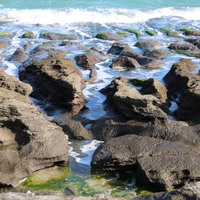 潮溝,這些排列整齊的石槽，是由於大屯火山爆發後，遺留海岸邊的火山礁岩，在波浪長期的沖刷下，質地鬆軟的部份被侵蝕，留下較堅硬的部份而形成溝槽。