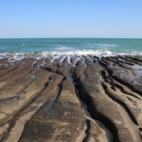 潮溝或稱海蝕溝，當退潮時，海浪隨低窪處後退，同時對海岸礁石侵蝕，形成一條條垂直海岸線的沖蝕溝，寬約50公分，長數公尺都有。