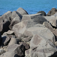 風稜石生成的條件為：多風、多沙、硬岩、裸地等。岩礫受飛沙磨蝕，常生成光滑的風蝕面，可因盛行風向變化而具多面，面與面間有明顯的稜脊線，有依其出現稜脊數而稱為一稜石、二稜石等。台灣北海岸富貴角與麟山鼻一帶，因東北季風盛行，海濱植物稀少，沙粒供應豐富，又有堅硬的安山岩，故風稜石發育良好。