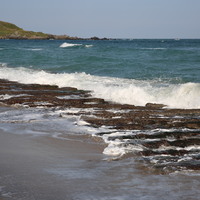 強勁的東北季風吹拂著海浪，拍打海岸沿線的老梅藻礁，海水沿著石槽的岩脊紋理流動，突顯出排列整齊有序的藻礁地景。石槽是地質名詞，一般的海岸或許是沙灘、或許是岩岸、也或許有海藻，但老梅石槽卻同時擁有細緻沙灘與被侵蝕的岩岸，形成一道道總長將近2公里，平均深度大約50公分的溝槽。