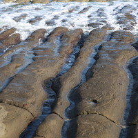 「石槽」在地理名詞中，稱為「潮溝」或「海蝕溝」，這些排列整齊的石槽，是因為大屯火山群爆發後，遺留海岸邊的火山岩，在波浪長期的沖刷下，沿著岩石同組的節理細縫被侵蝕，終至形成溝槽。