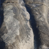 石槽表面除了受到海水的侵蝕，形成平行排列的石溝外，還受到被水流帶動的細小沙礫對表面進行磨蝕，造成不規則的線形構造。