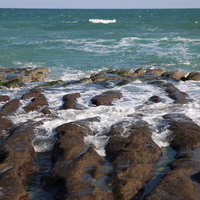 老梅沿海地區的石槽地景，在漲潮時被海水淹沒，退潮時露出，因此民眾想要觀賞完整的藻礁景觀，必須先瞭解北海岸地區的當天潮汐變化。
