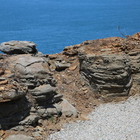虎井嶼路旁風化進行一半的玄武岩。玄武岩在風化的過程中，是呈現剝離的方式慢慢削減，因此可以看到玄武岩岩塊呈現右側的層狀剝離，以及左側的洋蔥狀剝落的球狀風化。