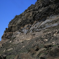 玄武岩岩層中間有沉積岩間隔，代表過去一千八百萬年到八百萬年來，至少有兩次火山噴發。中間曾經有一段靜止的時間，有沉積物堆積成層。邊坡經過降雨及含鹽分等風化、侵蝕作用的影響，邊坡上的岩塊發生崩落，堆積於下邊坡，形成較緩坡的現象。