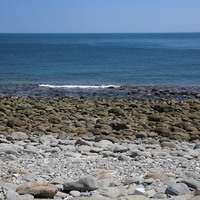 虎井嶼的礫石海灘。虎井嶼上沒有河川，因此這些礫石不是由河道打磨成卵礫石的外型，而是玄武岩岩塊掉落在海濱，被長年的坡浪摩擦拍打，被磨蝕成圓潤的外型。
