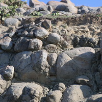 沿著上虎井西山頂部道路的邊坡，可以看到玄武岩的風化地景。主要是巨礫崩落、洋蔥狀的風化岩塊與夾雜其間的紅色土壤。玄武岩風化成許多洋蔥狀的岩塊，說明玄武岩的組成是厚層、細粒均質的，經風化後形成洋蔥狀的外觀。