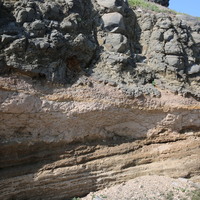 這裡的岩層稱為澎湖層，是由玄武岩熔岩流、風化土壤層以及砂泥岩疊置而成。火山活動約開始於一千八百萬年前，經多次噴發而終止於大約距今八百萬年前。我們可以在島上清楚觀察到二至三層的熔岩堆疊著，中間夾著含砂泥的岩層。這種澎湖層在漁翁島上最為清晰，故又稱為「漁翁島層」。