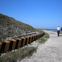 桶盤的海岸步道為玄武岩碎屑堆積而成，受到颱風或巨浪的侵襲，這些步道常常受損。道路旁邊水泥護欄，則是阻擋邊坡上的玄武岩碎屑堆積到步道上。