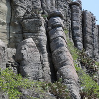 玄武岩在岩漿冷縮過程形成獨特的柱狀節理，隨著火山岩漿噴發的時間不同、冷凝方向不同，使柱狀節理排列方式不同。有些節理互相堆疊，形成特殊的地景。岩層風化時，玄武岩柱沿著節理面逐漸風化、侵蝕，形成多樣的地景。