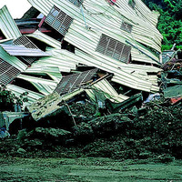 台中豐原豐勢路旁的4層鐵皮屋，在921集集大地震中傾倒。鐵皮屋是目前台灣十分常見的一種建築形式，但由於結構過於簡單，抗剪強度不足，易在地震中倒塌。