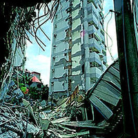 台中豐原向陽路上的雙併大樓，在921集集大地震中因承受不了強大的搖動，其中一側大樓與另一側分離、倒塌。傾倒的大樓一樓柱子完全粉碎，露出鋼筋。不但造成公共危險，也有許多人因而喪生。