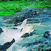 大甲溪上的新斷層瀑布，本照片拍攝時間為1999年9月21日下午3：00左右。