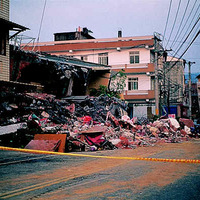 南投竹山地區的民房，在921集集大地震中受到強大的剪力作用，在建築物的樑柱與剪力牆的部份抗剪強度不足，因而使整棟建築物應聲倒塌。這是本次地震後可發現的一個明顯現象。此照片為921當日拍攝。