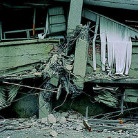 中興新村省府辦公室的一樓，照片中所見盡是受到擠壓而變成碎礫的情形。