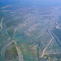 大甲溪河床的辮狀水系。寬廣的河床受到車籠埔斷層的影響，造成許多的斷裂。本照片雖然看不出斷裂的現象，不過大致可以知道寬廣的河床的模樣。