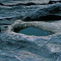 石梯坪的海蝕壺穴。在東海岸石梯坪地區海岸的岩體主要是火山凝灰岩，這是火山噴發時火山灰落入海中沈積而成。由於受到長期海水的掏挖，形成非常特殊的海蝕壺穴。在低處的海蝕壺穴中間凹陷處是海水，較高處的壺穴中間則填滿土壤。