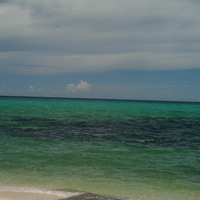 在東沙島的海岸地帶，清澈海水在陽光反射下，呈現深淺不一的藍色，也反映海底下地形的深淺。也可看到珊瑚環礁的蹤影。