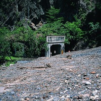 照片中敏督利颱風造成土石流淹沒公路，只剩下青山電廠隧道口清晰可見，顯示七二水災災害的嚴重性。