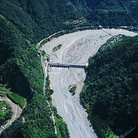 照片中大甲溪的河床因上游大量的土石而產生淤積現象，對於台灣水力發電產生嚴重危害。