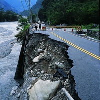 道路路基崩落，受到大甲溪暴漲的溪流不斷的沖刷下，使的沿岸的路基淘空而崩落。