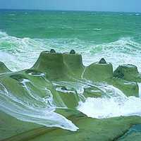 當海面風浪較高時，海水往往會越過燭台石上方，形成侵蝕的現象。燭台石中央的核心抵抗侵蝕的能力較大，使周圍的岩石慢慢被侵蝕而消失，形成差異侵蝕的現象。