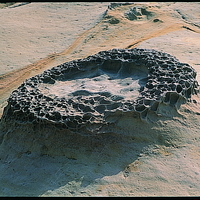 	


岩石外型相似於蕈狀岩頸部，可能是因上方頭部斷裂調落後，留下此殘餘的斷頸，加上斷頸較突出於地面，因海水的風化作用與差異侵蝕而形成岩石部分出現蜂窩岩的景觀。
