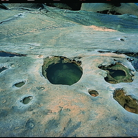 野柳的海蝕平台，有大大小小的壺穴遍布其上。壺穴的形成原因是由於波浪攜帶沙粒在海蝕平台上鑽蝕，配合其他的風化侵蝕作用而成。初期發育的壺穴直徑僅有數公分，持續受侵蝕直進可擴大到一公尺以上。