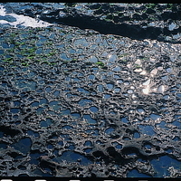 在接近海水面的岩層，長期受到海水及生物的作用，而會在表面處形成凹凹凸凸的蜂窩岩。凹穴處常會蓄積海水，在陽光的照射下產生一片炫麗的景色。
