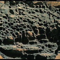 蜂窩岩、風化窗等小地形，是由風化作用形成的四周突起、中間陷落的地景，在野柳內隨處可見到這樣奇特的地景。